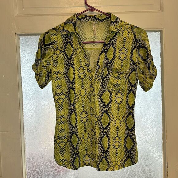 DNA Couture Women’s Neon Green Snakeskin Printed Short Sleeve Blouse Size S - Picture 1 of 5